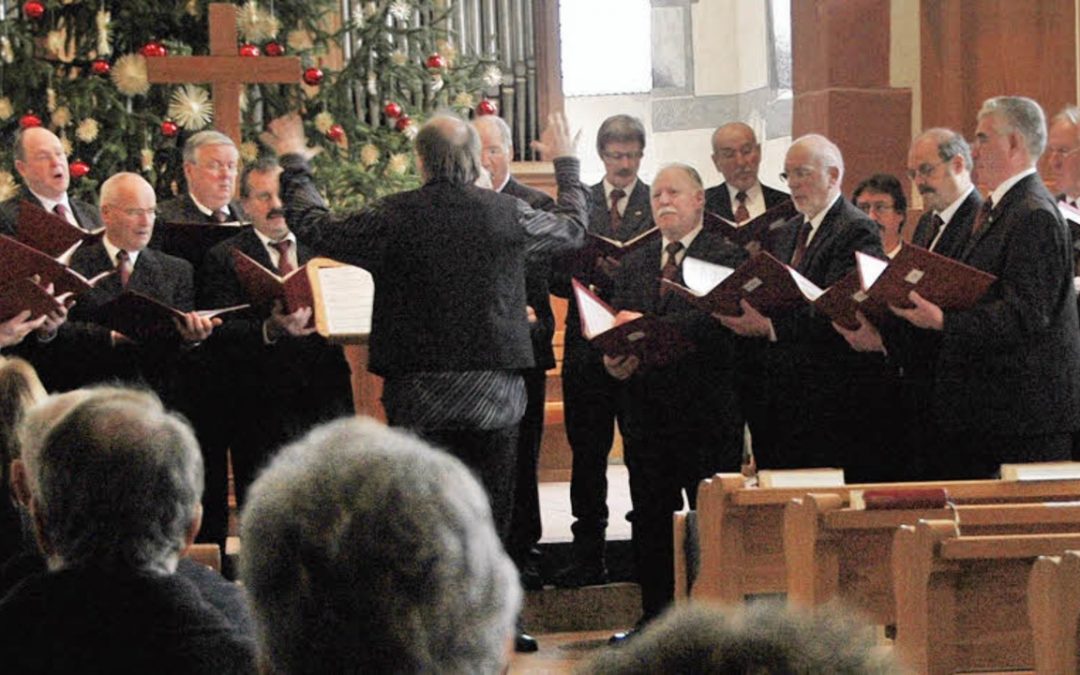Gesangverein Ötlingen stimmt Gläubige auf Gottesdienst am ersten Weihnachtsfeiertag ein.